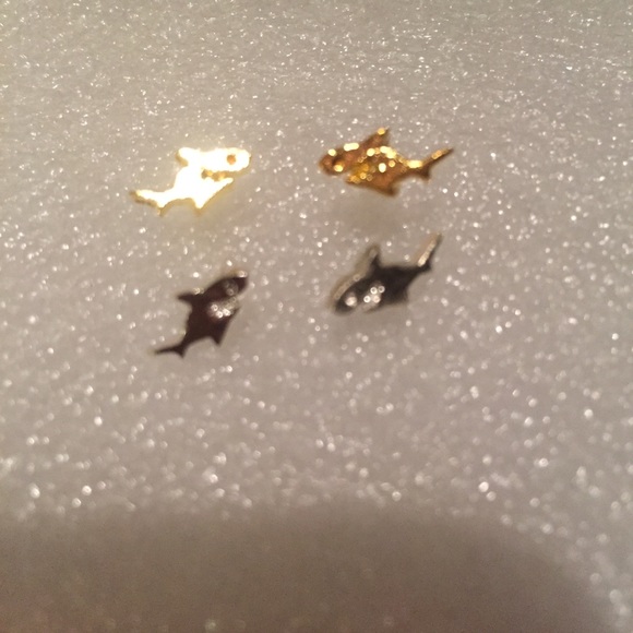 🦈 Cute little dainty shark stud earrings in gold or silver 🦈 - Picture 4 of 4